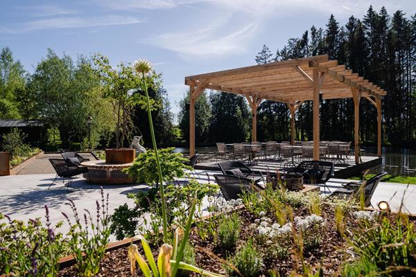 Nouvelle terrasse et chambres rénovées
