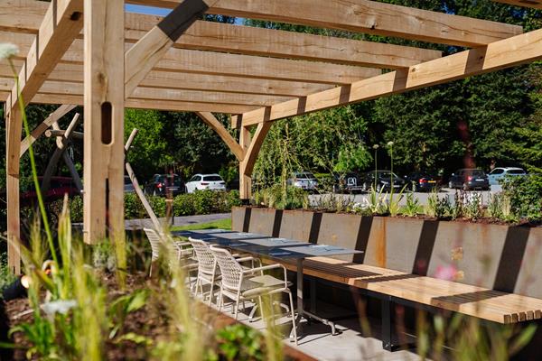 Nouvelle terrasse et chambres rénovées