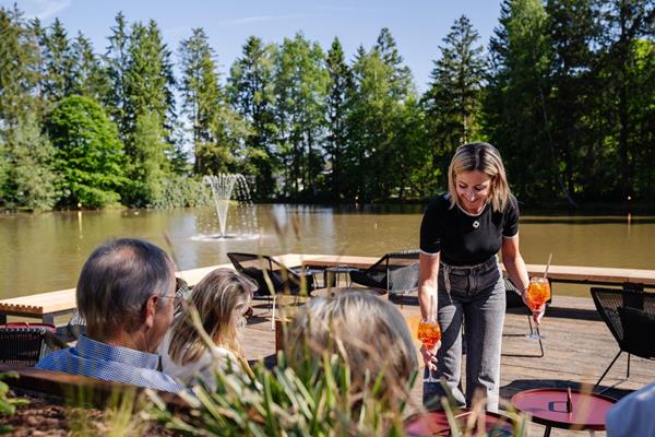 DJ-avonden op ons zonovergoten terras!
