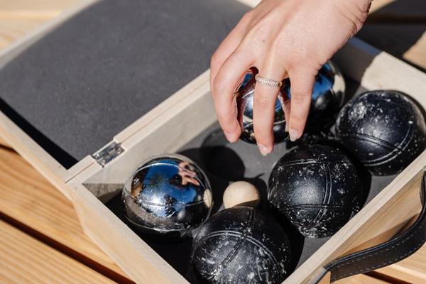 Nouveau : notre terrain de pétanque juste à côté de la terrasse ensoleillée !