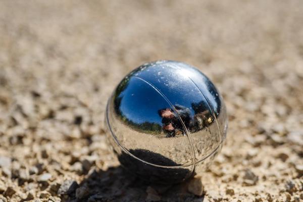 Nouveau : notre terrain de pétanque juste à côté de la terrasse ensoleillée !